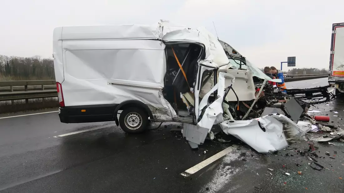 POL-DEL: Autobahnpolizei Ahlhorn: Erheblich überladenen Kleintransporter auf der Autobahn 1 bei Großenkneten kontrolliert - Bild: presseportal.de