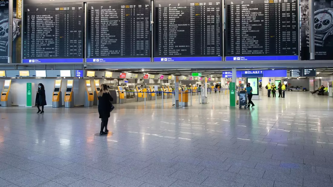 Flugzeuge auf dem Flughafen Frankfurt: Zum 1. Mai steigt die Ticketsteuer je nach Entfernung. - Bild: Boris Roessler/dpa