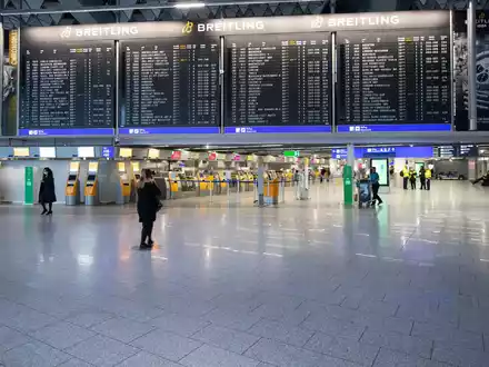 Flugzeuge auf dem Flughafen Frankfurt: Zum 1. Mai steigt die Ticketsteuer je nach Entfernung. - Foto: Boris Roessler/dpa
