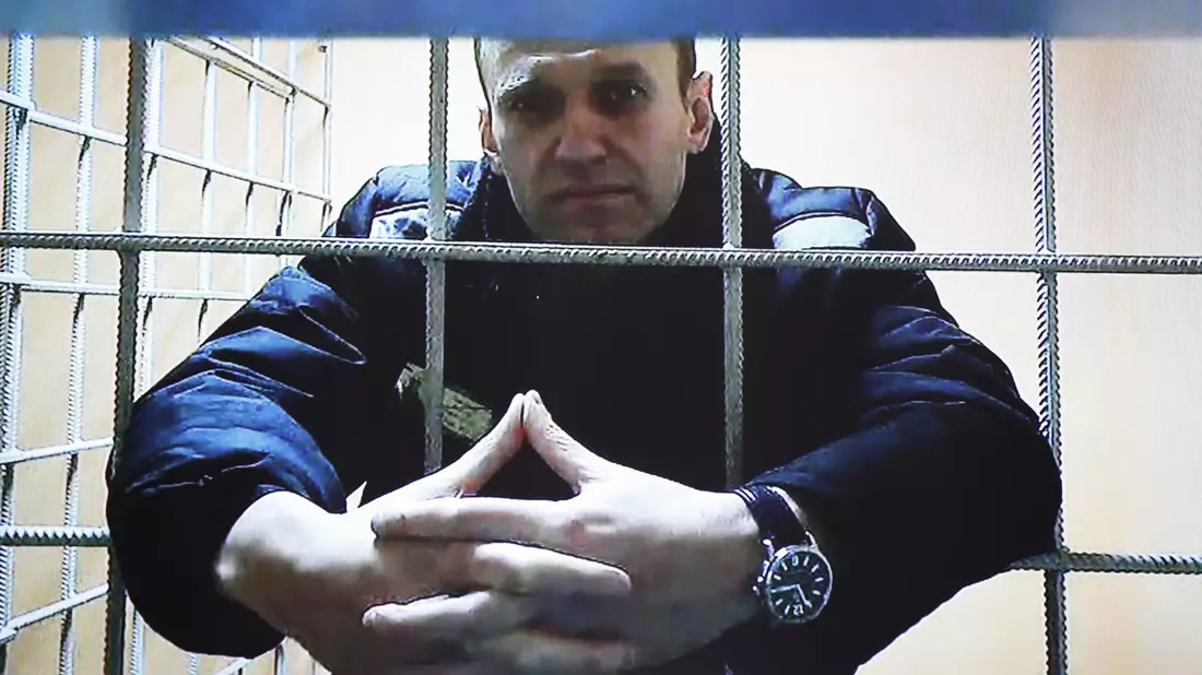 Alexej Nawalny ist während einer Gerichtsverhandlung per Video aus dem Gefängnis zugeschaltet (Archivbild). - Bild: Evgeny Feldman/Meduza/AP/dpa