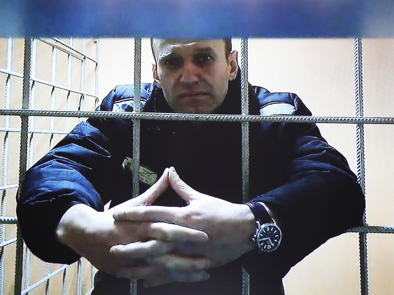 Alexej Nawalny ist während einer Gerichtsverhandlung per Video aus dem Gefängnis zugeschaltet (Archivbild). - Foto: Evgeny Feldman/Meduza/AP/dpa