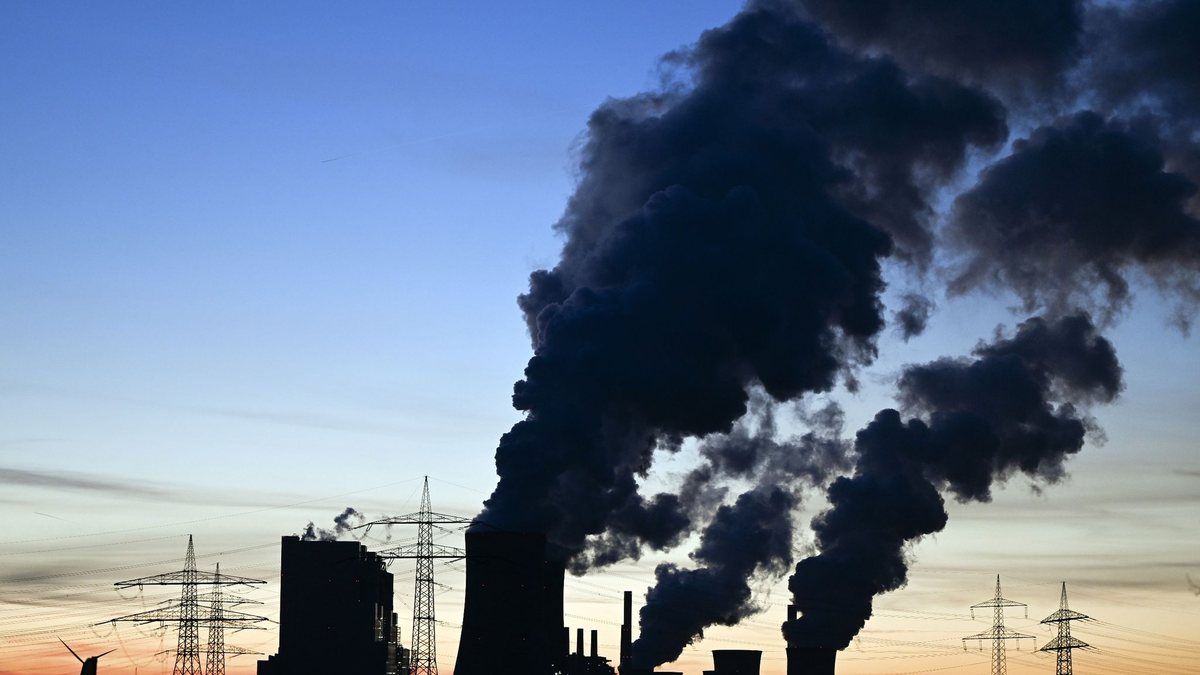 Das Braunkohlekraftwerk Niederaußem östlich von Köln. Für das Kohlerevier in Nordrhein-Westfalen steht ein Ausstieg bis 2030 schon fest. - Foto: Federico Gambarini/dpa