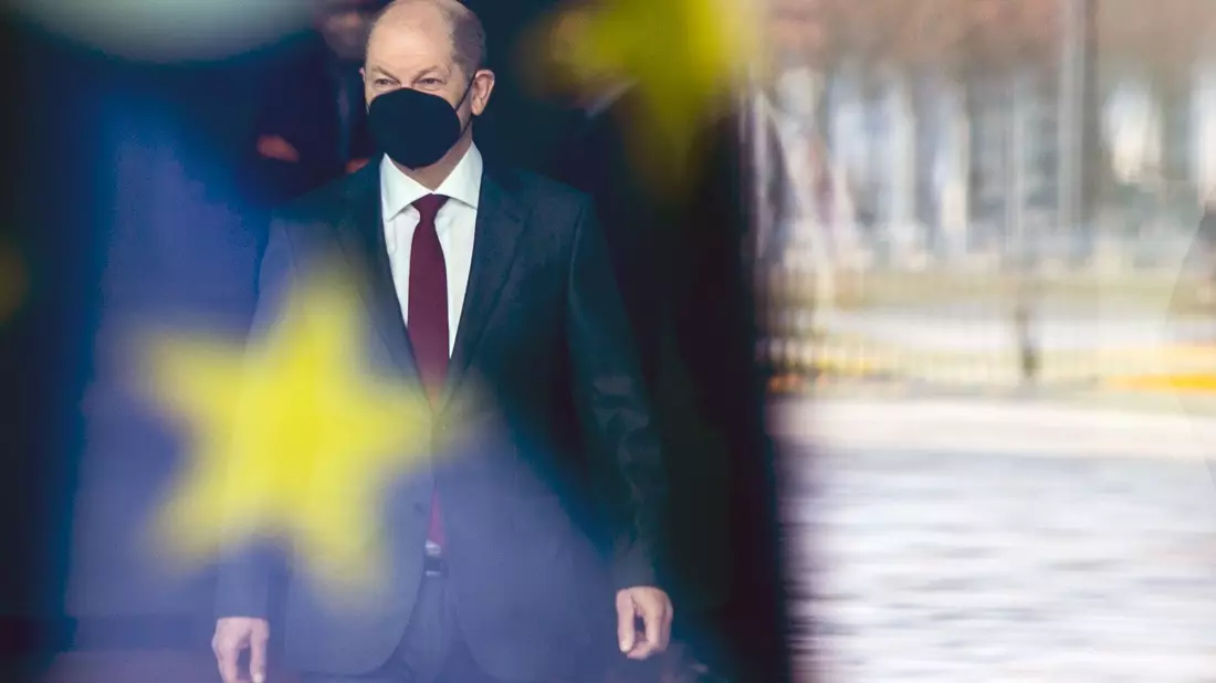 «Wir lassen nicht zu, dass jemand das Wir in unserem Land danach unterscheidet, ob jemand eine Einwanderungsgeschichte hat oder nicht», sagt Kanzler Olaf Scholz. - Bild: Carsten Koall/dpa