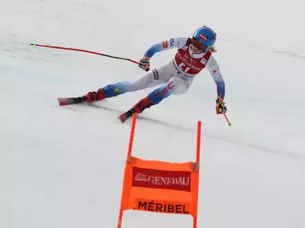 US-Skistar Mikaela Shiffrin will zum sechsten Mal den Gesamtweltcup gewinnen. - Foto: Alessandro Trovati/AP/dpa