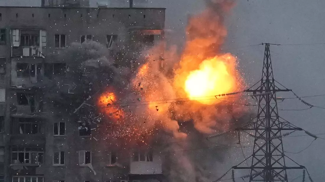 Schwere Kämpfe sind bei Kursk entbrannt. (Archivbild) - Bild: Evgeniy Maloletka/AP/dpa