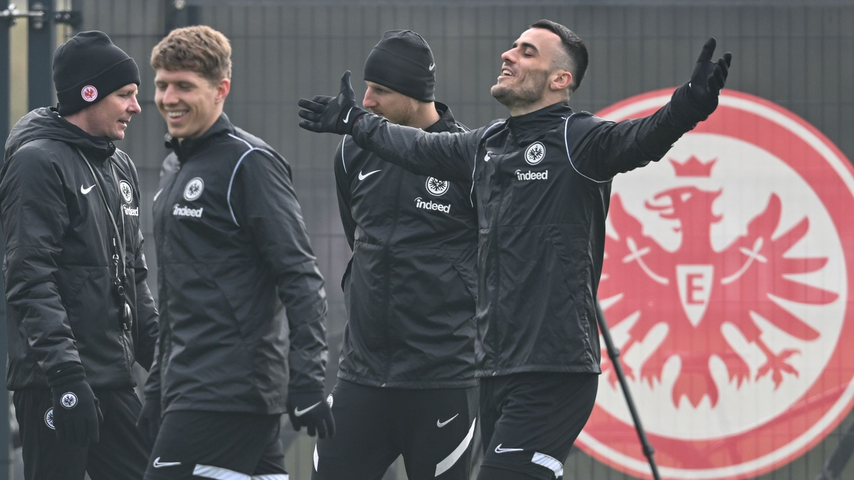 Aus Protest gegen die Polizei zogen sich die Frankfurter Ultras aus ihrem Fanblock zurück. - Foto: Arne Dedert/dpa