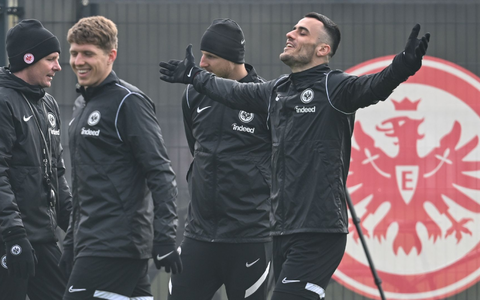 Aus Protest gegen die Polizei zogen sich die Frankfurter Ultras aus ihrem Fanblock zurück. - Foto: Arne Dedert/dpa