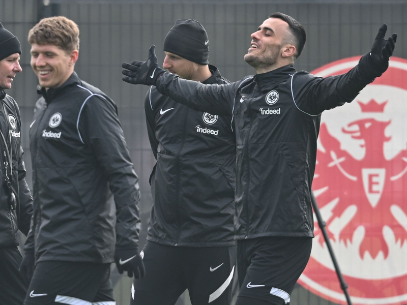 Aus Protest gegen die Polizei zogen sich die Frankfurter Ultras aus ihrem Fanblock zurĂŒck. - Foto: Arne Dedert/dpa