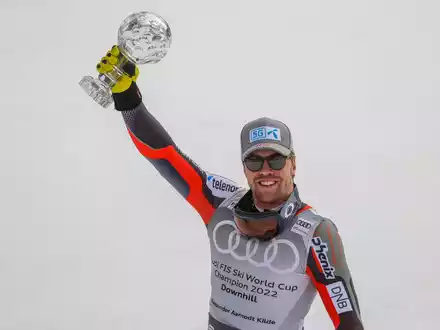 Aleksander Aamodt Kilde wird nach seinem Sturz in der Lauberhorn-Abfahrt versorgt. - Foto: Alessandro Trovati/AP/dpa