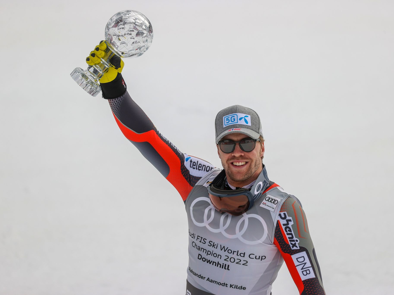 Aleksander Aamodt Kilde wird nach seinem Sturz in der Lauberhorn-Abfahrt versorgt. - Foto: Alessandro Trovati/AP/dpa