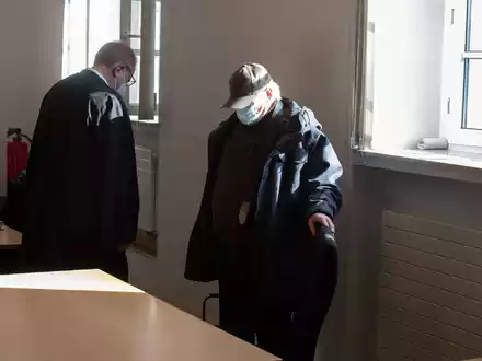 Der Angeklagte verbirgt sein Gesicht im Dortmunder Landgericht unter einer Kapuze und einer medizinischen Maske. - Foto: Bernd Thissen/dpa