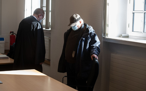 Der Angeklagte verbirgt sein Gesicht im Dortmunder Landgericht unter einer Kapuze und einer medizinischen Maske. - Foto: Bernd Thissen/dpa