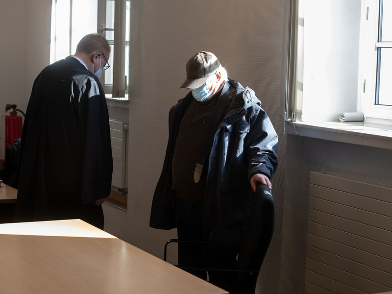 Der Angeklagte verbirgt sein Gesicht im Dortmunder Landgericht unter einer Kapuze und einer medizinischen Maske. - Foto: Bernd Thissen/dpa