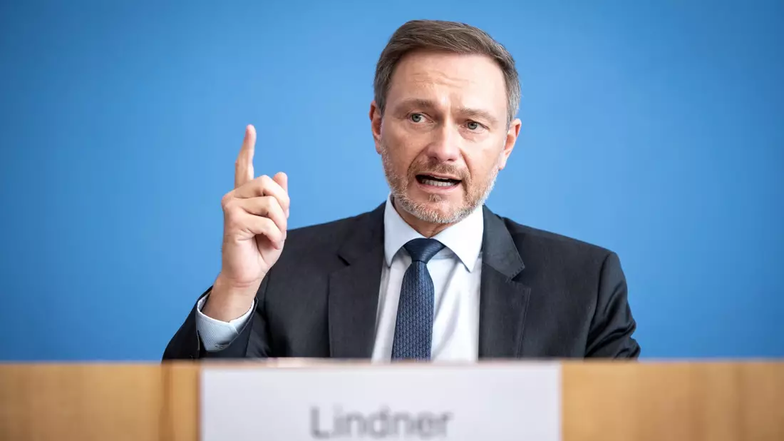 Das Geld werde teilweise in falsche Bereiche gegeben, kritisiert Bundesfinanzminister Christian Lindner (FDP) mit Blick auf den EU-Gesetzesvorschlag zu Sanierungspflichten. - Bild: Michael Kappeler/dpa