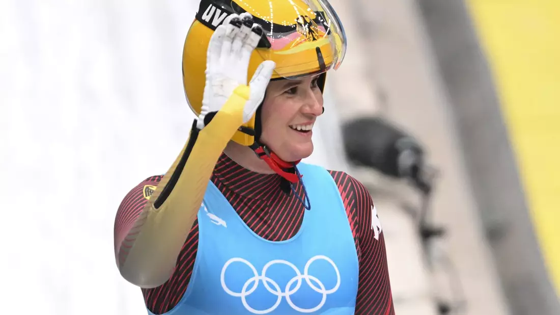 Natalie Geisenberge feiert mit ihrer Goldmedaille bei den Olympischen Winterspielen 2022. Die sechsmalige Rodel-Olympiasiegerin beendet nun ihre Karriere. - Bild: Robert Michael/dpa-Zentralbild/dpa