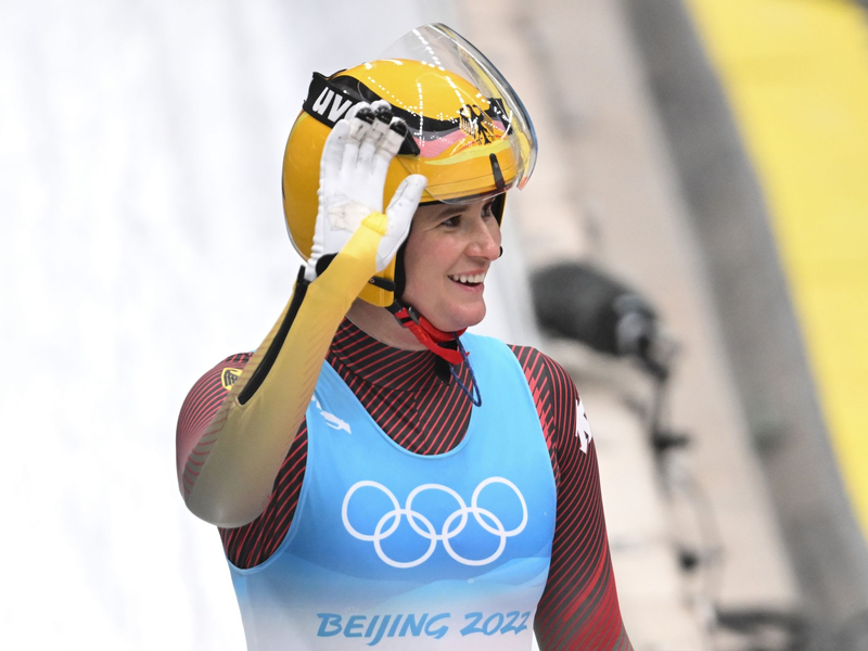 Natalie Geisenberge feiert mit ihrer Goldmedaille bei den Olympischen Winterspielen 2022. Die sechsmalige Rodel-Olympiasiegerin beendet nun ihre Karriere. - Foto: Robert Michael/dpa-Zentralbild/dpa