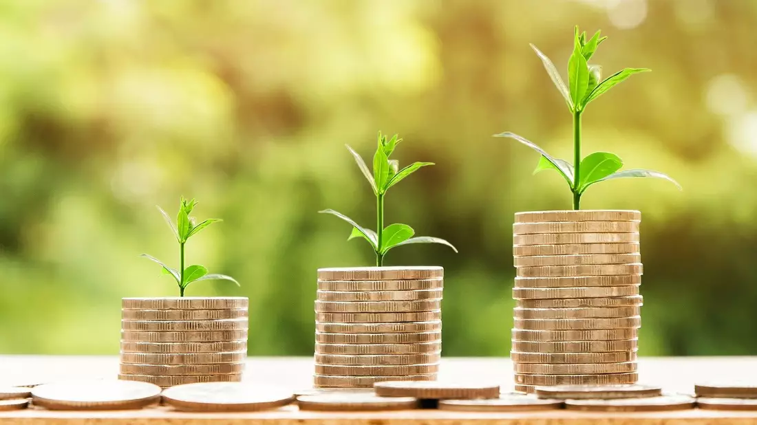 Wer im Geschäftsalltag Geld einspart, dass sein Vermögen langfristig vermehren. - Bild: Pixabay.com ©  nattanan23 CCO Public Domain