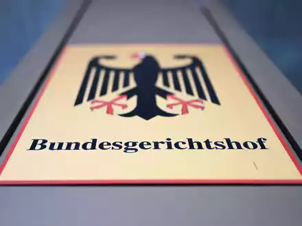 Der Ex-AfD-Bundestagsabgeordnete und Richter Jens Maier wartet im Bundesgerichtshof (BGH) auf den Beginn seiner Verhandlung vor dem Dienstgericht. - Foto: Uli Deck/dpa