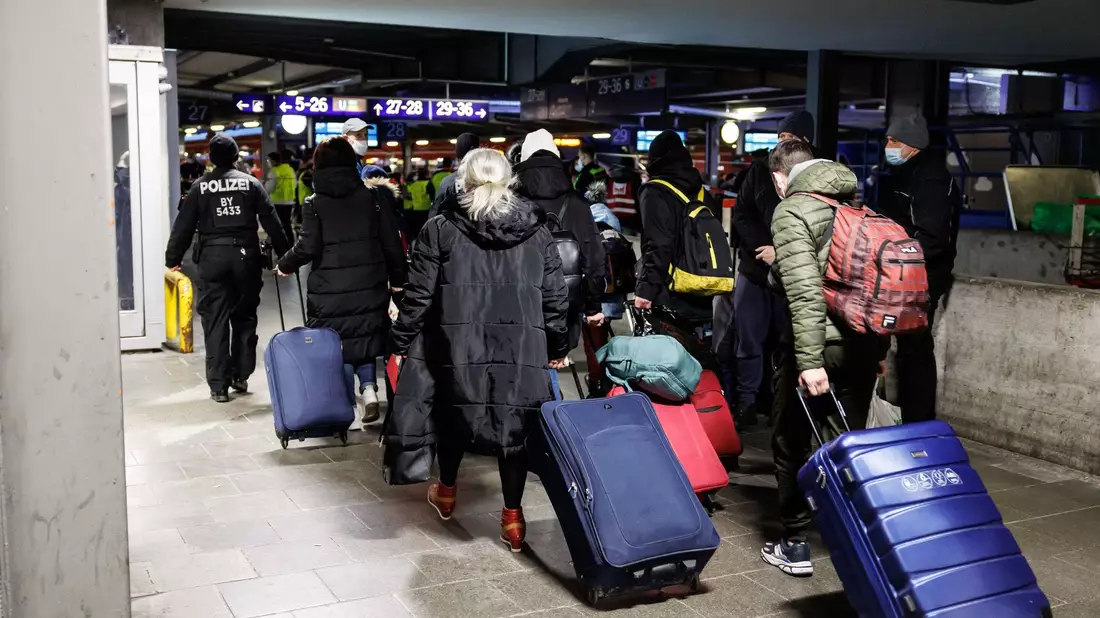Eine syrische Familie an einer Grenzkontrollstelle zwischen Österreich und Deutschland. - Bild: Matthias Balk/dpa