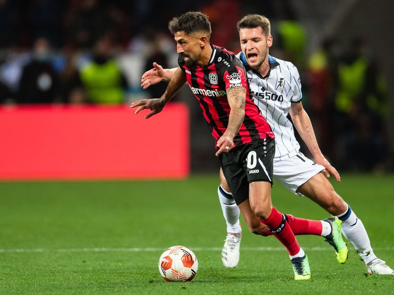 Der Schweizer Ruben Vargas (l) und Schottlands Jack Hendry liefern sich ein Kopfballduell. - Foto: Marius Becker/dpa