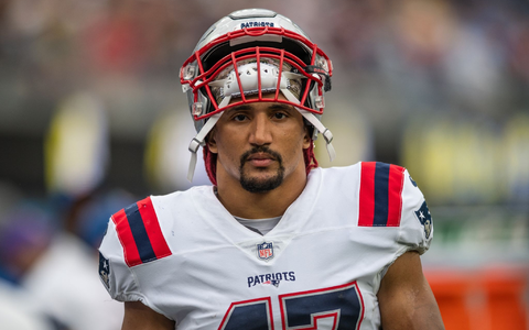 Jakob Johnson erlebt eine wilde NFL-Saison - sein Lachen verliert er deswegen aber nicht.  - Foto: Maximilian Haupt/dpa