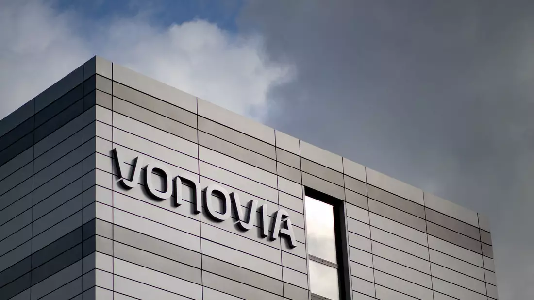 Der Schriftzug des Wohnungsunternehmens Vonovia ist an der Firmenzentrale in Bochum. - Bild: Marcel Kusch/dpa