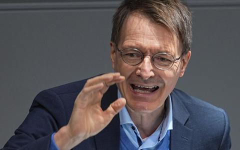 «Die Vernunft wird siegen. Genau wie beim Klimaschutz, aber es dauert»: Karl Lauterbach. - Foto: Michael Kappeler/dpa