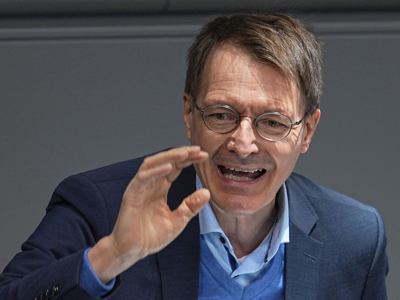 «Die Vernunft wird siegen. Genau wie beim Klimaschutz, aber es dauert»: Karl Lauterbach. - Foto: Michael Kappeler/dpa