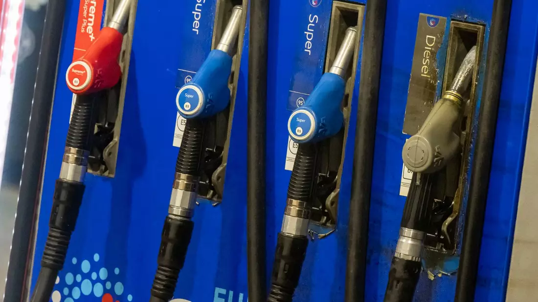 Es gibt mehr als doppelt so viele Benziner wie Diesel - trotzdem wird in Deutschland mehr Diesel verbraucht. (Archivbild) - Bild: Peter Kneffel/dpa