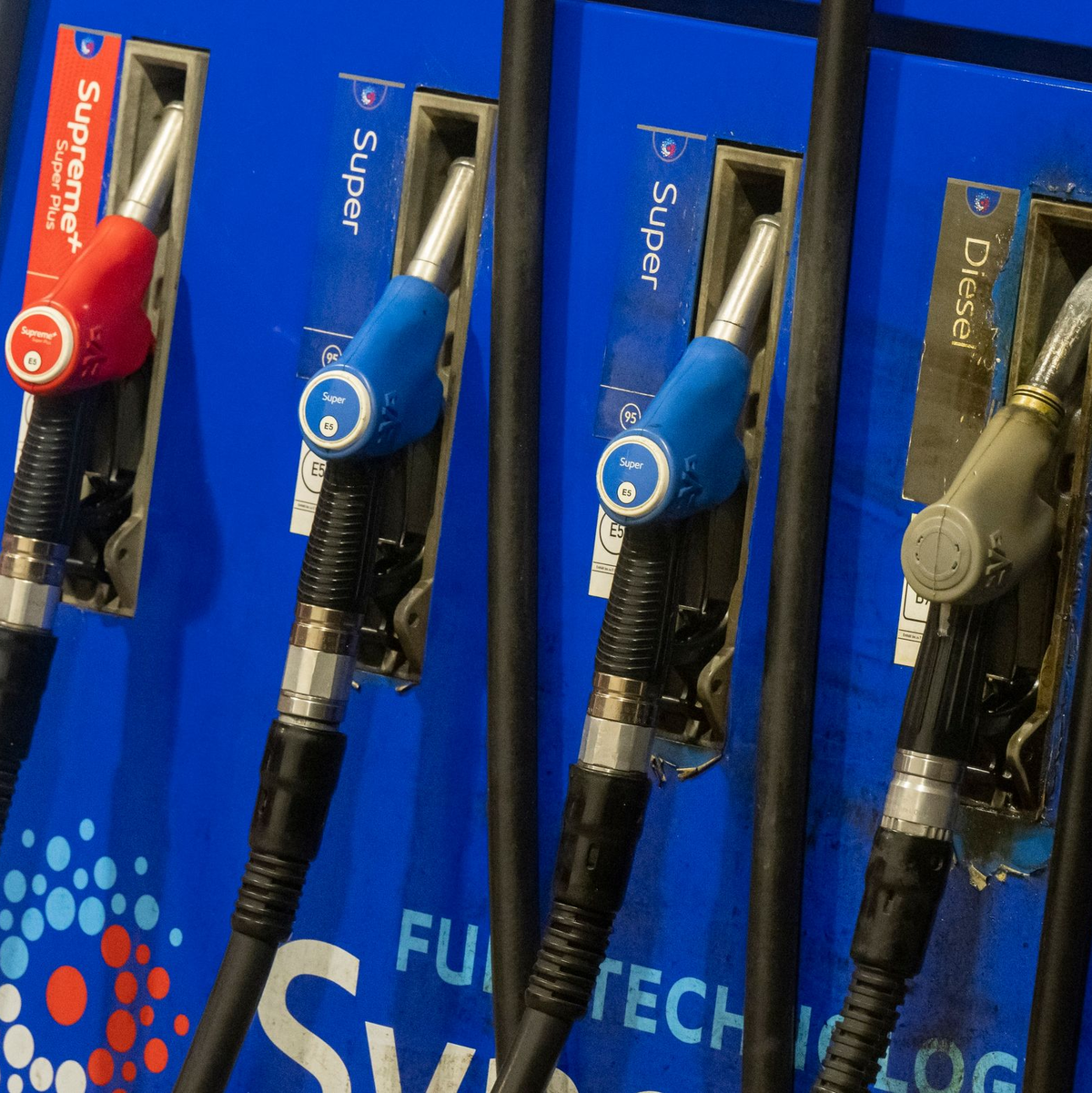 Es gibt mehr als doppelt so viele Benziner wie Diesel - trotzdem wird in Deutschland mehr Diesel verbraucht. (Archivbild) - Foto: Peter Kneffel/dpa