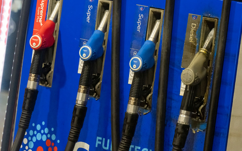 Am Samstag kostete ein Liter Super E10 laut ADAC im Tagesschnitt 1,671 Euro, Diesel 1,551 Euro. Das waren jeweils 1,3 Cent mehr als am Freitag. (Archivbild) - Foto: Peter Kneffel/dpa