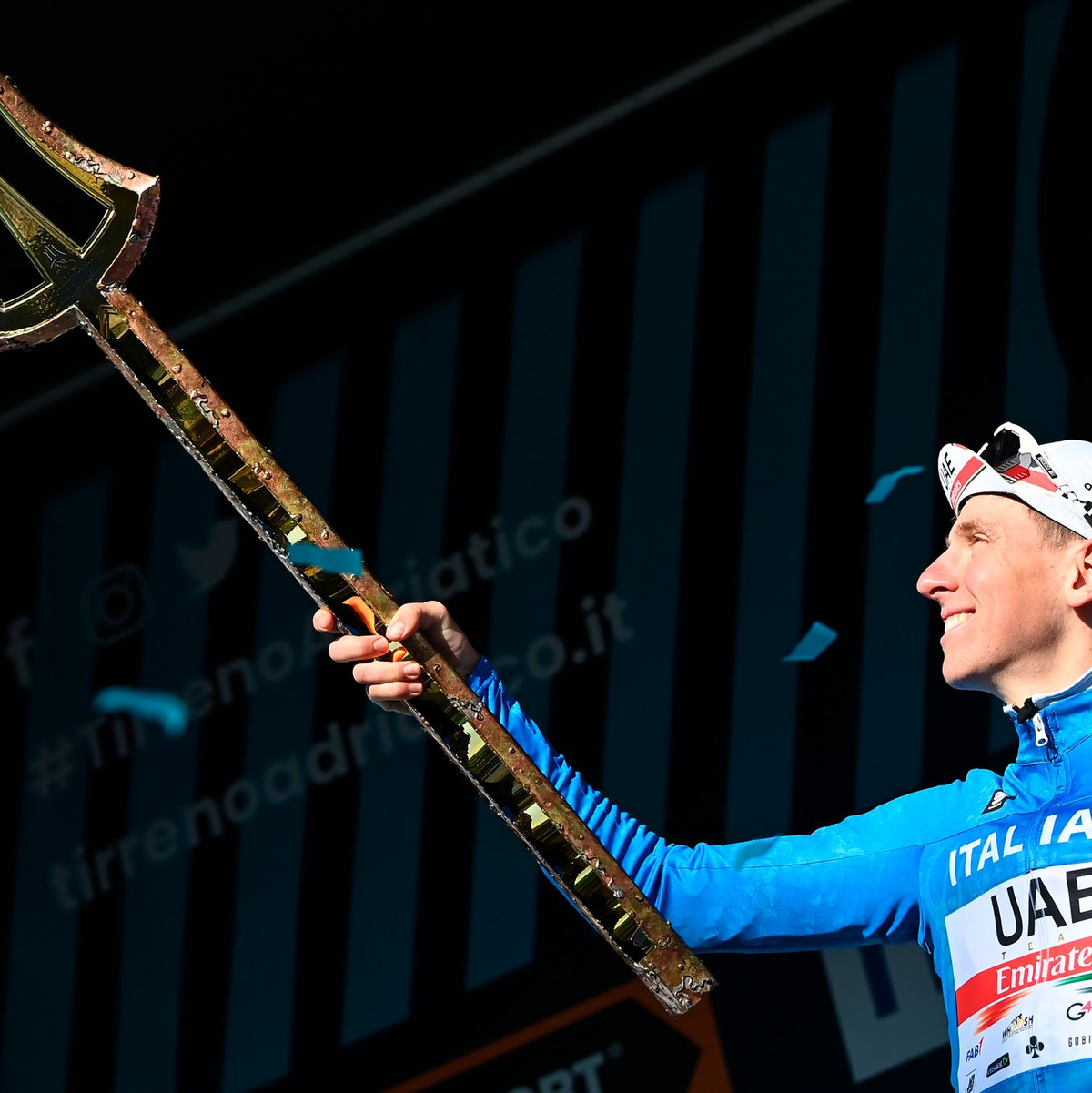 Stand bereits vor der Massenankunft als Sieger der Giro d'Italia fest: Tadej Pogacar. - Foto: Fabio Ferrari/LaPresse/AP/dpa