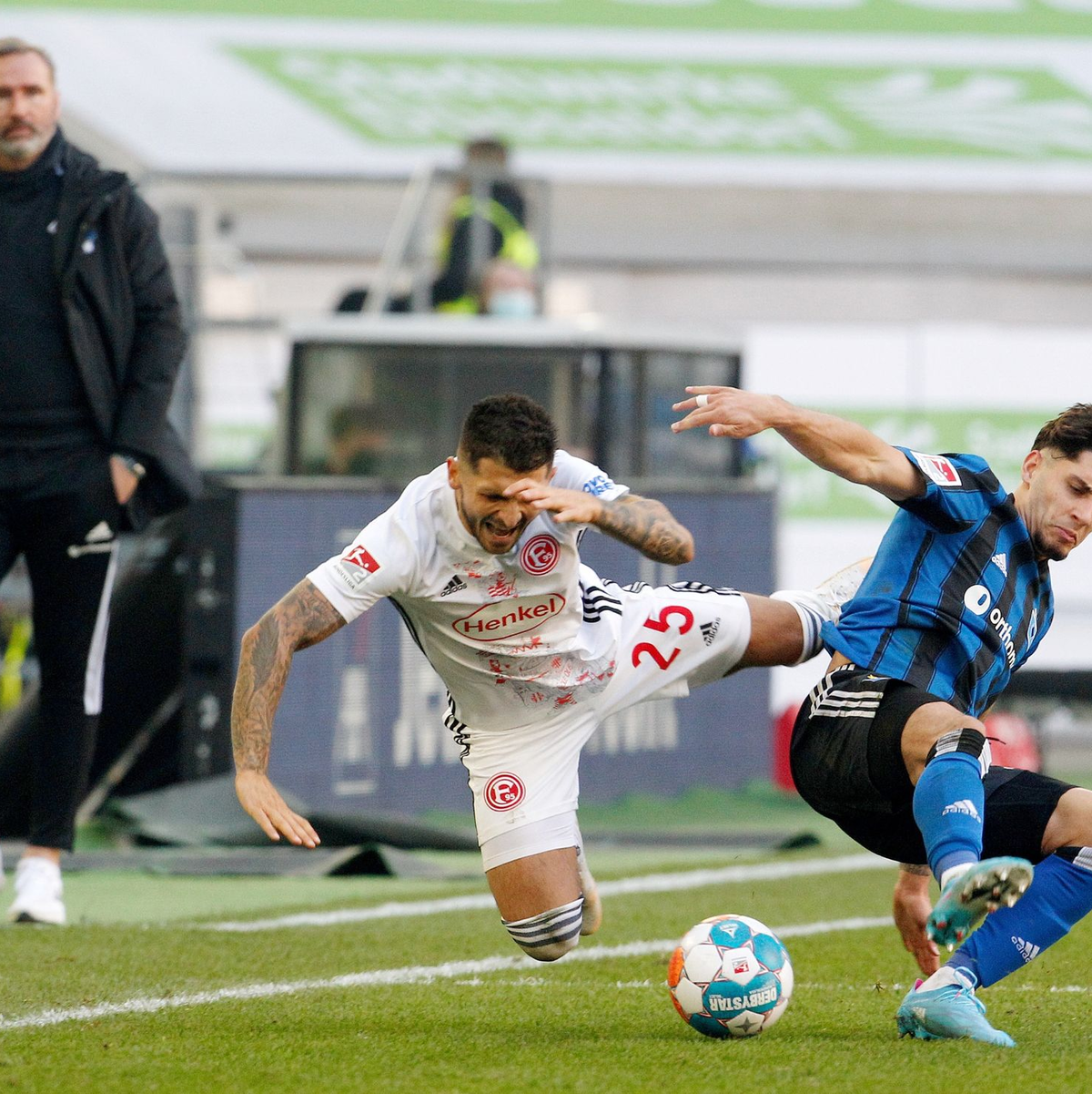 Der Düsseldorfer Schlussmann kommt im Strafraum an den Ball. - Foto: Roland Weihrauch/dpa