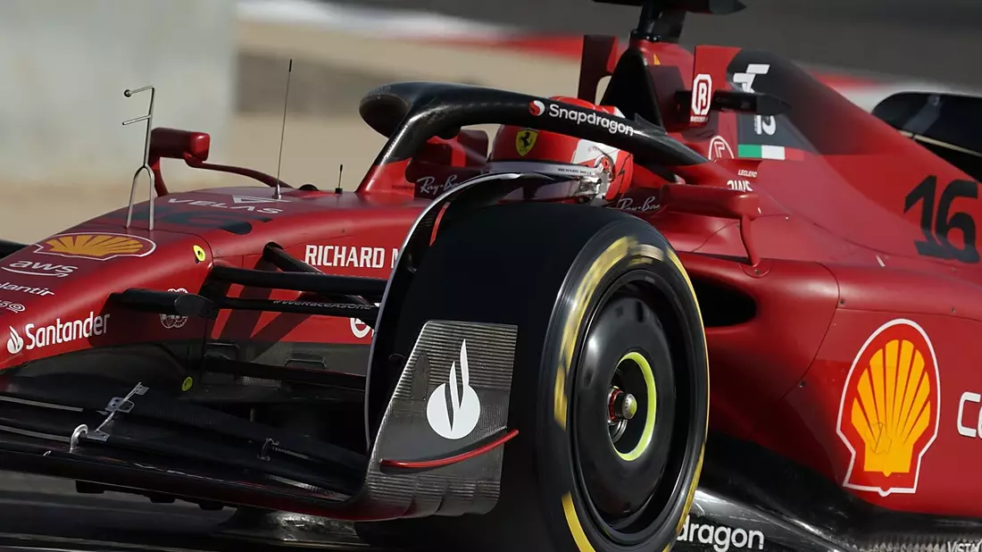 Charles Leclerc in seinem Ferrari (l) konnte beim Regen von Monaco der Spitze nur hinterherfahren. - Bild: Hasan Bratic/dpa