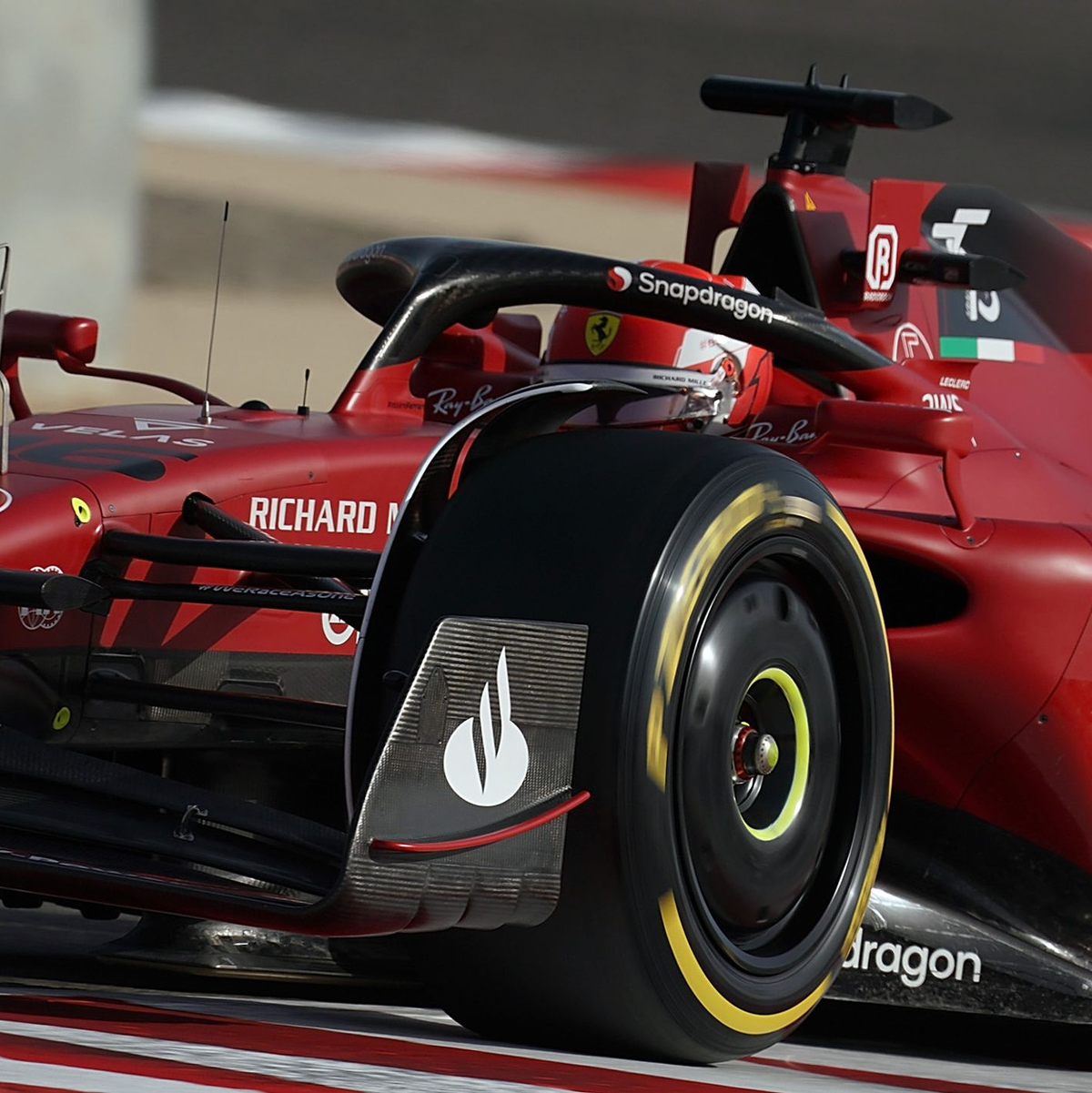 Charles Leclerc in seinem Ferrari (l) konnte beim Regen von Monaco der Spitze nur hinterherfahren. - Foto: Hasan Bratic/dpa