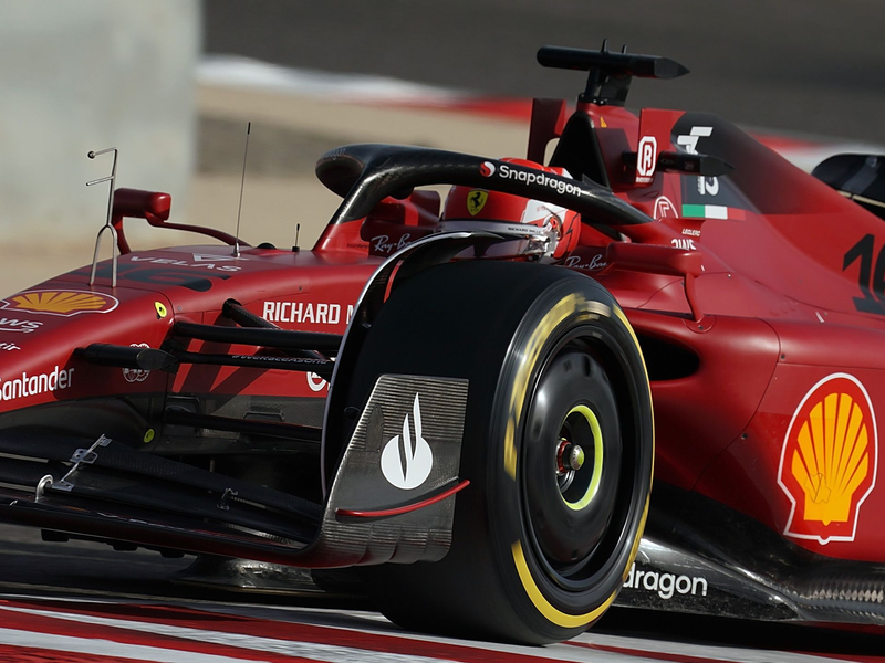 Charles Leclerc in seinem Ferrari (l) konnte beim Regen von Monaco der Spitze nur hinterherfahren. - Foto: Hasan Bratic/dpa