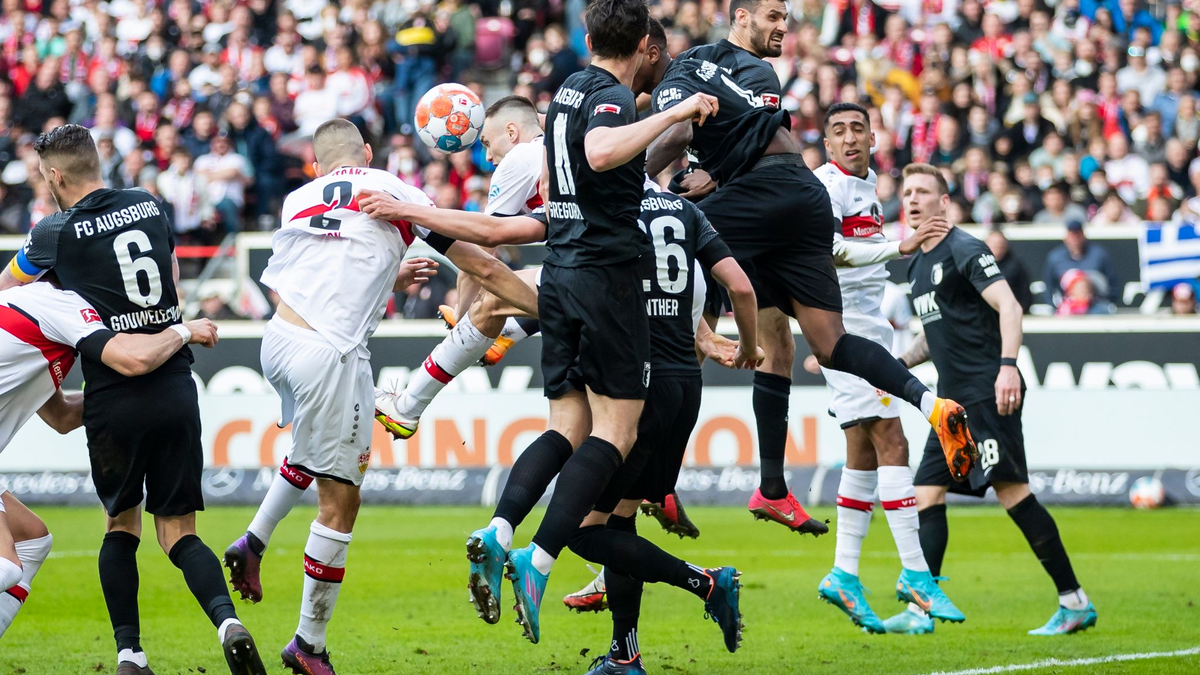Der Stuttgarter Angelo Stiller musste im Spiel gegen Augsburg verletzt ausgewechselt werden. - Foto: Tom Weller/dpa