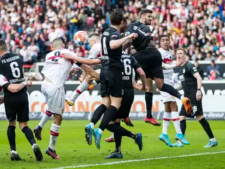 Der Stuttgarter Angelo Stiller musste im Spiel gegen Augsburg verletzt ausgewechselt werden. - Foto: Tom Weller/dpa