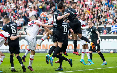 Der Stuttgarter Angelo Stiller musste im Spiel gegen Augsburg verletzt ausgewechselt werden. - Foto: Tom Weller/dpa