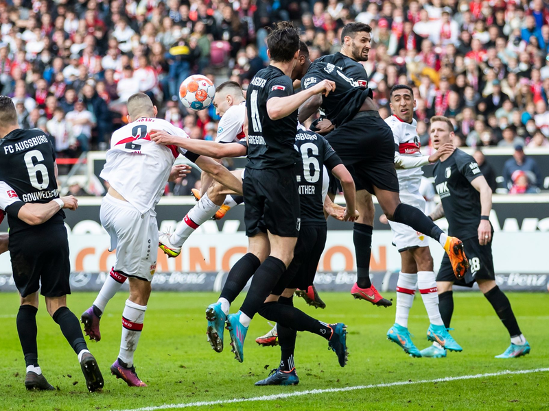Frank Onyeka leitete das Stuttgarter Führungstor unfreiwillig ein. - Foto: Tom Weller/dpa