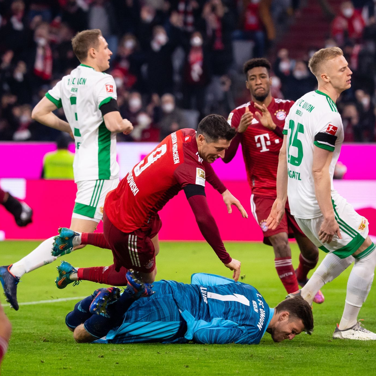 Die Bayern-Offensive um Harry Kane (M), Kingsley Coman (l) und Jamal Musiala (r) ist aktuell sehr torhungrig. - Foto: Sven Hoppe/dpa