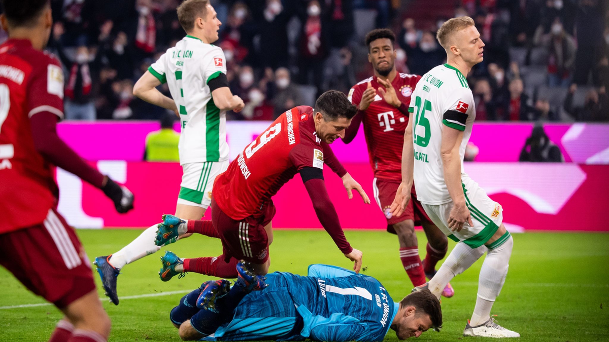 In Spiellaune: Bayerns Kingsley Coman (l) im Zweikampf mit Christopher Trimmel. - Foto: Sven Hoppe/dpa