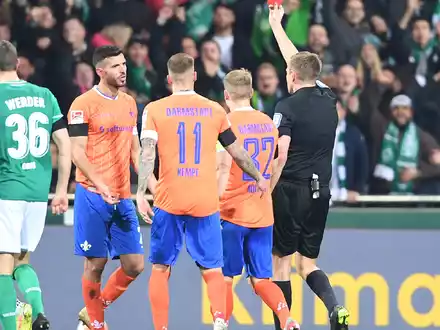 Werders Mitchell Weiser (l) kämpft gegen Darmstadts Matej Maglica um den Ball. - Foto: Carmen Jaspersen/dpa