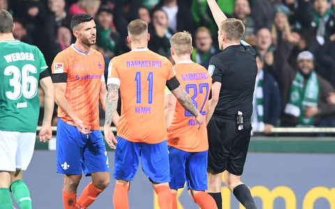 Werders Mitchell Weiser (l) kämpft gegen Darmstadts Matej Maglica um den Ball. - Foto: Carmen Jaspersen/dpa