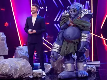 Jenke von Wilmsdorff wird in der Musik-Kostüm-Show «The Masked Singer» enttarnt. - Foto: Rolf Vennenbernd/dpa