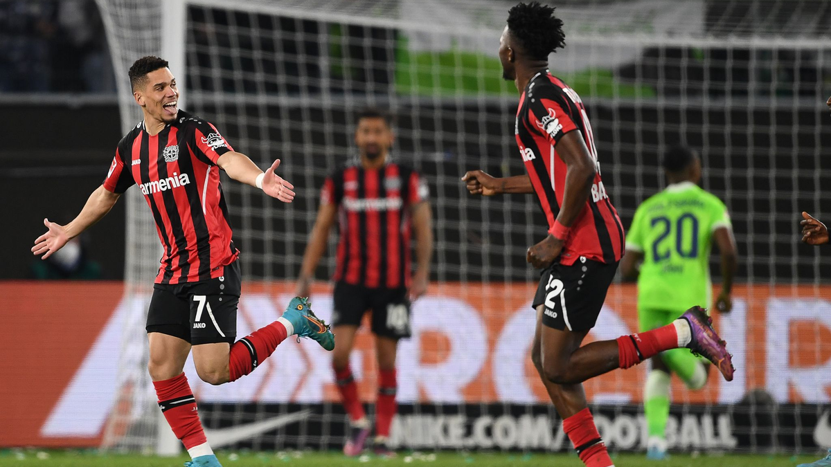 Leverkusens Alejandro Grimaldo (M) beschert der Werkself mit seinem Treffer zum 1:2 den vierten Sieg in Folge. - Foto: Swen Pförtner/dpa