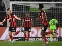 Leverkusens Granit Xhaka (r) beim Torschuss gegen Wolfsburg - Foto: Swen Pförtner/dpa