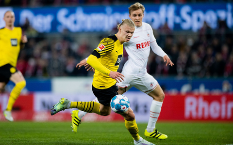 Traf beim Sieg des BVB in Köln doppelt: Donyell Malen. - Foto: Rolf Vennenbernd/dpa