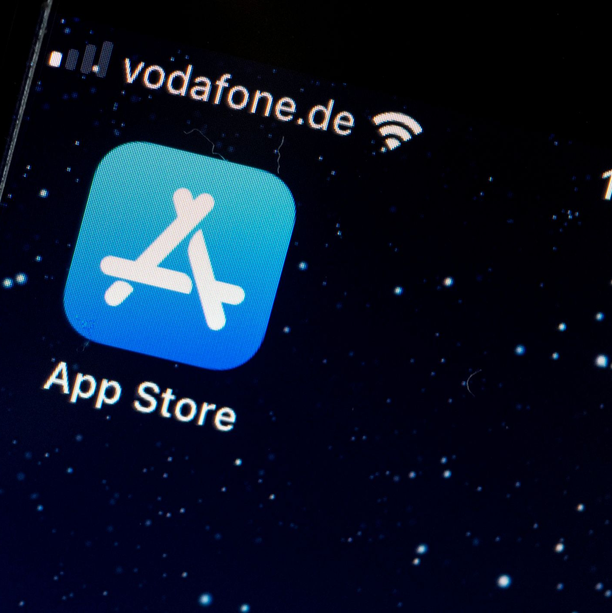 App-Entwickler können entweder alles beim Alten lassen und ihre Anwendungen wie bisher nur über Apples App Store mit einer Abgabe von 15 oder 30 Prozent der Erlöse bei digitalen Gütern und Abos vertreiben - oder sie machen von den neuen Möglichkeiten Gebrauch. - Foto: Fabian Sommer/dpa