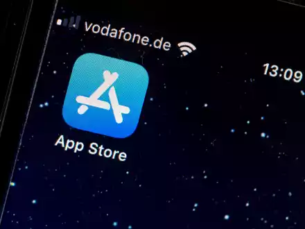 Derzeit stehen knapp 1,8 Millionen Apps auf der Plattform zur Auswahl. Insgesamt wurden dort in den vergangenen 15 Jahren über 370 Milliarden Apps heruntergeladen. - Foto: Fabian Sommer/dpa